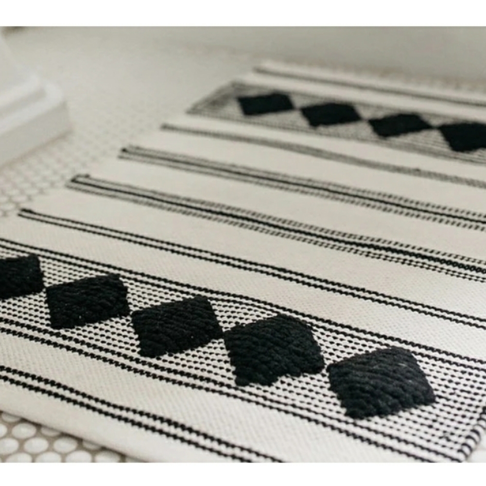DIAMOND WOVEN RUG